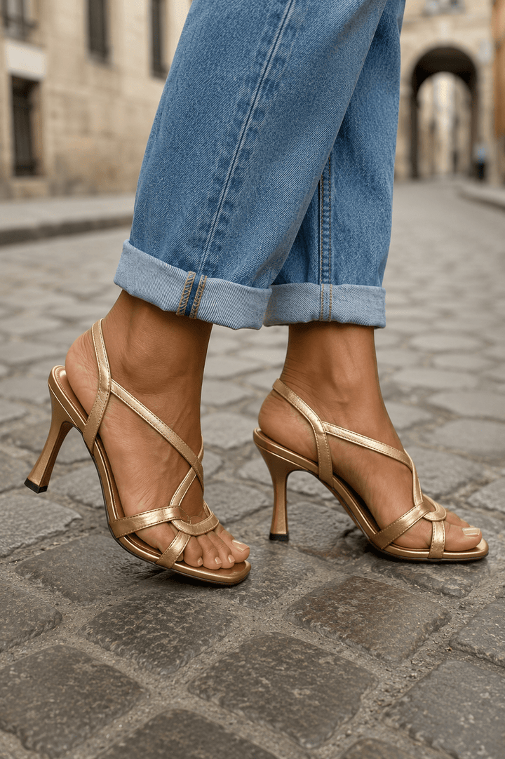 Elisabeth | Sandales dorées : le charme de l'été