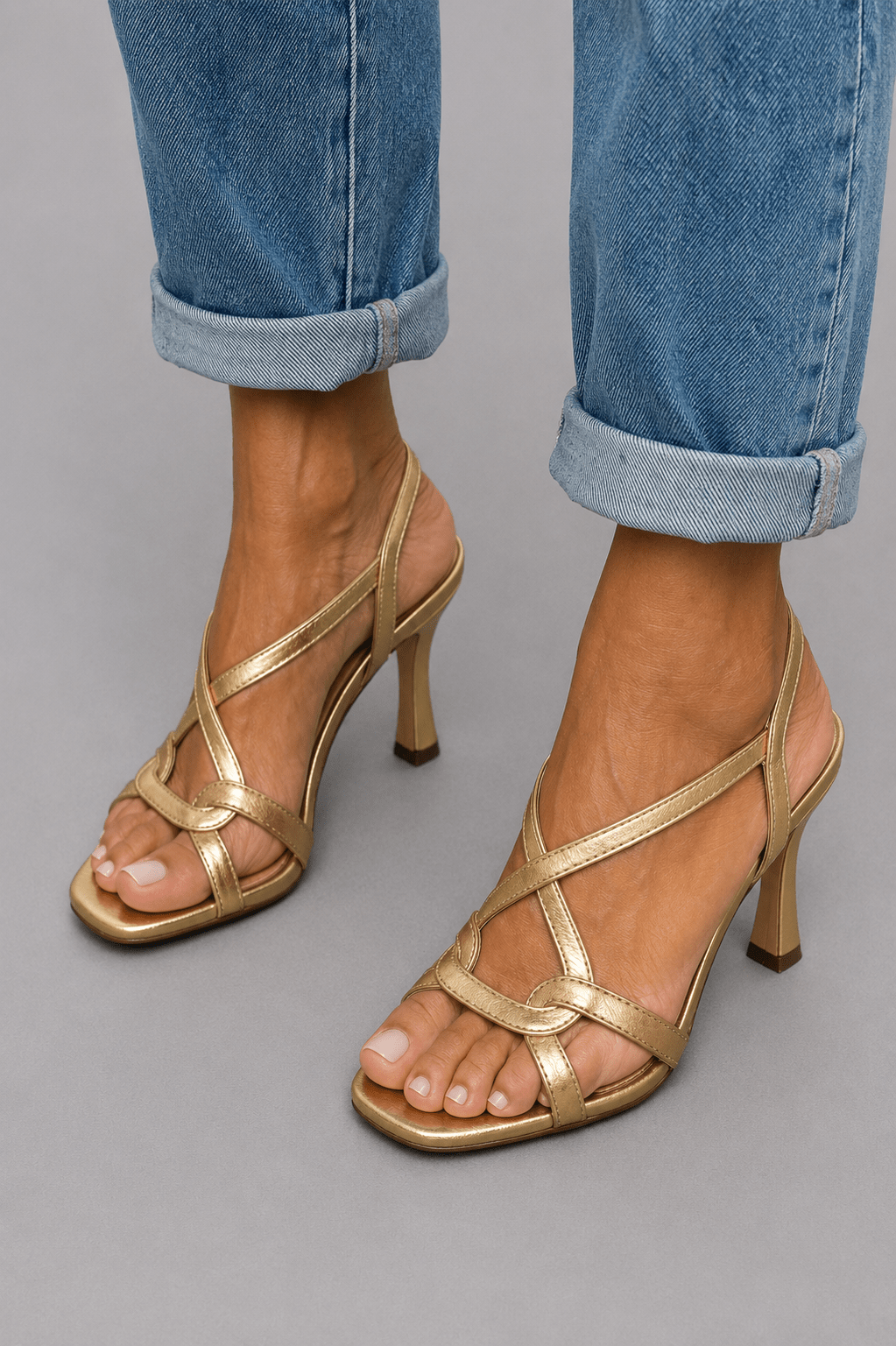 Elisabeth | Sandales dorées : le charme de l'été