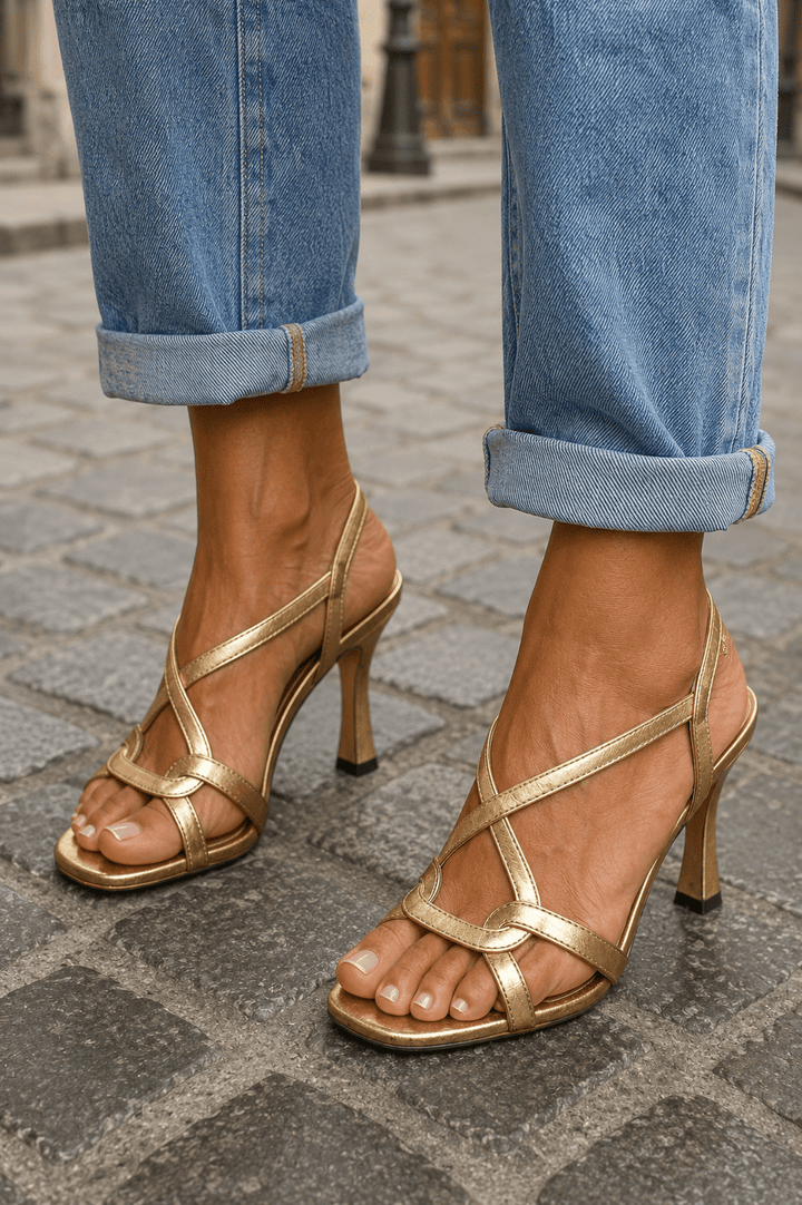 Elisabeth | Sandales dorées : le charme de l'été